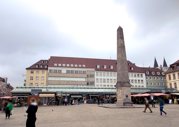 Markplatz und Obelisk